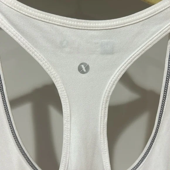 Xersion Workout Slim Fit Top! Size Medium! Worn Twice! - Picture 4 of 5